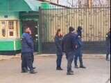 Gardienii petrec cu manele la maxim, chiar în fața Penitenciarului Poarta Albă VIDEO