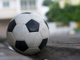 un-cuplu-milionar-a-primit-1-000-de-lire-desp-gubiri-dup-ce-170-de-mingi-de-fotbal-au-fost-aruncate-n-gr-dina-lor
