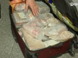 Româncă oprită pe aeroport pentru că avea 42 de kg de carne de miel în bagaj. Unde ducea cantitatea uriașă de mâncare