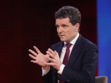 Financial Times: Prezenţa masivă la vot pare să fi înclinat balanţa în favoarea lui Nicuşor Dan