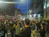 Sute de oameni, în centrul Capitalei, după ce exit-poll-urile l-au dat câştigător pe Nicuşor Dan. Circulaţia rutieră, blocată