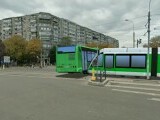Imagini șocante. Momentul în care un tramvai intră în plin într-un autobuz, în București. Numeroși răniți