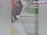 Scenă șocantă în Arad: un tânăr de 20 de ani a sărit din mașina aflată în mers după o ceartă cu tatăl său