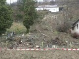 Zeci de morminte distruse de o alunecare de teren, în Sighișoara. Primăria dă vina pe un vecin