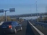 Gest inconștient pe Autostrada A1. Un șofer circula pe contrasens a scăpat miraculos fără accident