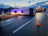 Accident între o mașină și un microbuz, în Sibiu. Șase persoane au fost transportate la spital | VIDEO