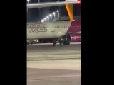 Doi români au forțat o ieșire de urgență și au alergat după un avion Wizz Air pe pista aeroportului din Köln | Video