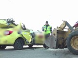 Un taxi s-a oprit într-un buldoexcavator, la Iași. Cine este de vină pentru accidentul neobișnuit