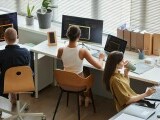 Primul job, tot mai greu de găsit pentru Generația Z. Posturile pentru începători au scăzut cu aproape 30%