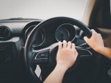 Un copil de 10 ani a fost prins de poliţişti la volanul unui autoturism, pe un drum din Dolj. Lângă el se afla tatăl său