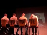 Deținuții din Bacău au jucat piesa „Libertate” pe scena teatrului din oraș. Au fost „sancționați” cu aplauze la final