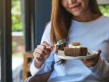 Ce este ”efectul de ruj”, un mic truc spihologic prin care mintea ne calmează și ne spune că viața este OK