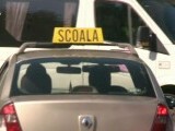 O ploieșteancă ce încerca a treia oară să ia permisul a intrat într-un instructor și două mașini, până să iasă din parcare