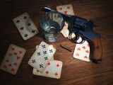 Femeie împușcată la „ruleta rusească” în propria-i locuință, lângă soț. Ucigașul și-a pus primul pistolul la cap