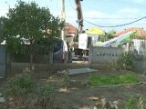 Doi muncitori din Sri Lanka, răniți după ce mașina lor a lovit un stâlp și a rupt un gard. „E și ziua mea, ăsta e cadou”