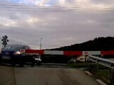 A fost filmat. Un șofer este căutat de poliția din Cluj după ce a forțat o trecere peste calea ferată cu barierele coborâte
