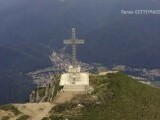 „Sub Sfinxul din Bucegi e un buncăr bântuit”. Câți români sunt convinși că la noi în țară există locuri cu o „energie aparte”