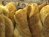 Românii mănâncă tot mai puțină pâine, deși anul acesta a adus o recoltă record de grâu. Care este motivul