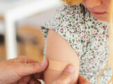 Vaccinare fără ac, fără durere. Metoda care ușurează imunizarea copiilor și adulților cu fobie de ace