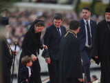 Nicuşor Dan participă la slujba de sfinţire a picturii Catedralei Naţionale. Preşedintele se află alături de familie. FOTO
