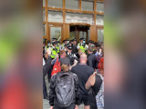 Mai mulţi poliţişti, răniţi într-o ciocnire violentă cu manifestanţii antivaccinişti, la Londra