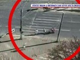 Momentul în care un tânăr care mergea pe trotinetă a lovit o femeie pe trecerea de pietoni, în București. Victima a murit