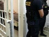 Dva paznika v zaporu Jilava tihotapila droge in telefone