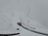 Circulația pe Transfăgărășan, închisă temporar din cauza condițiilor meteo. Stratul de zăpadă depășește 30 de centimetri