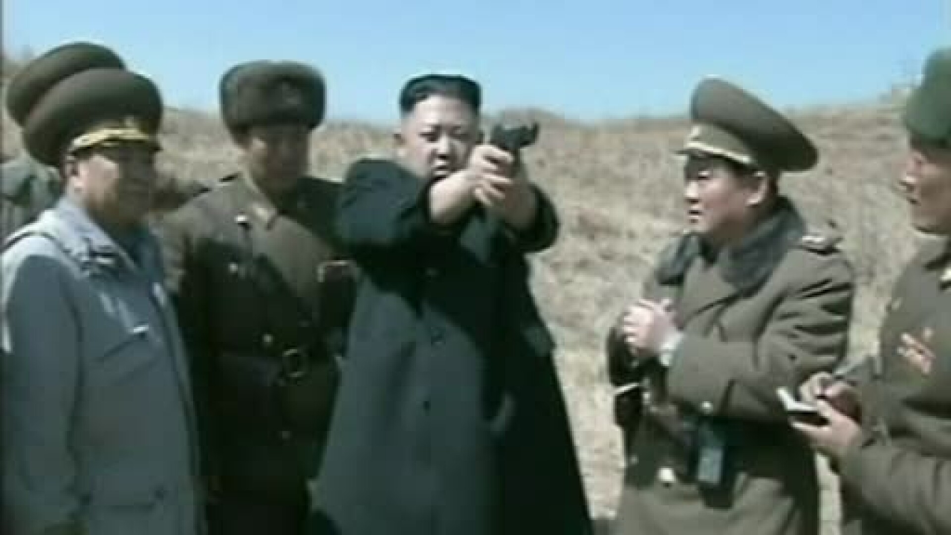 Kim Jong Un trage cu pistolul la tinta