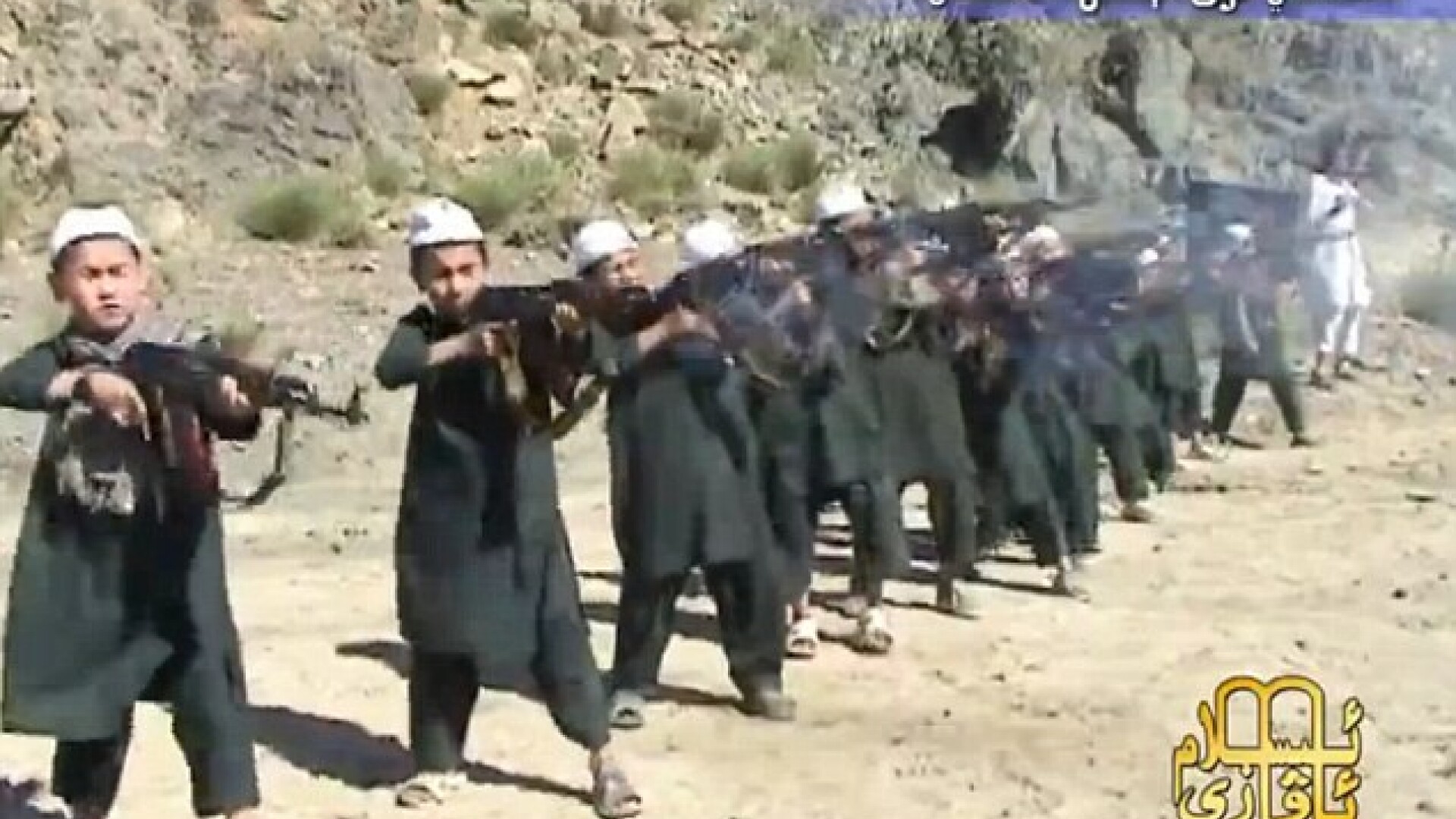 copii antrenati de talibani sa traga cu mitraliera