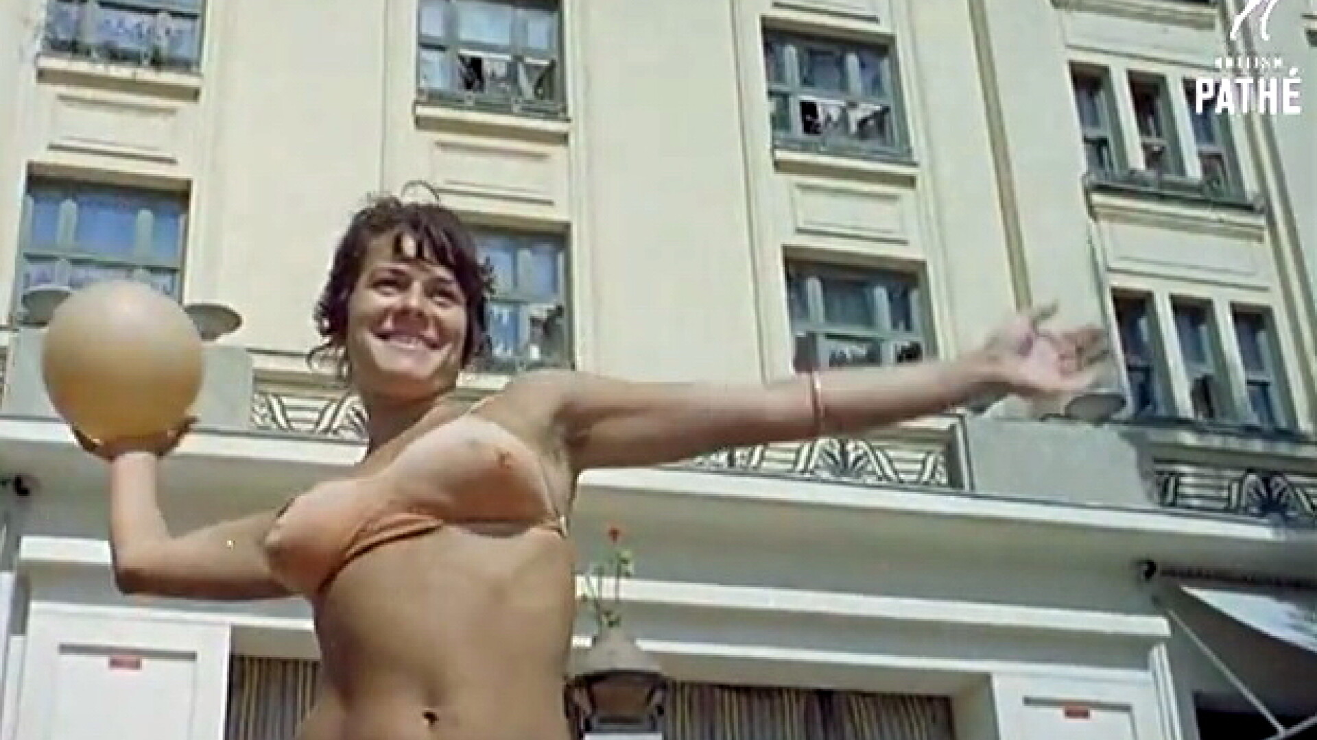 Imagini rare, de arhiva, cu Bucurestiul anilor '60. Cum era promovat orasul cu fete sexy la piscina