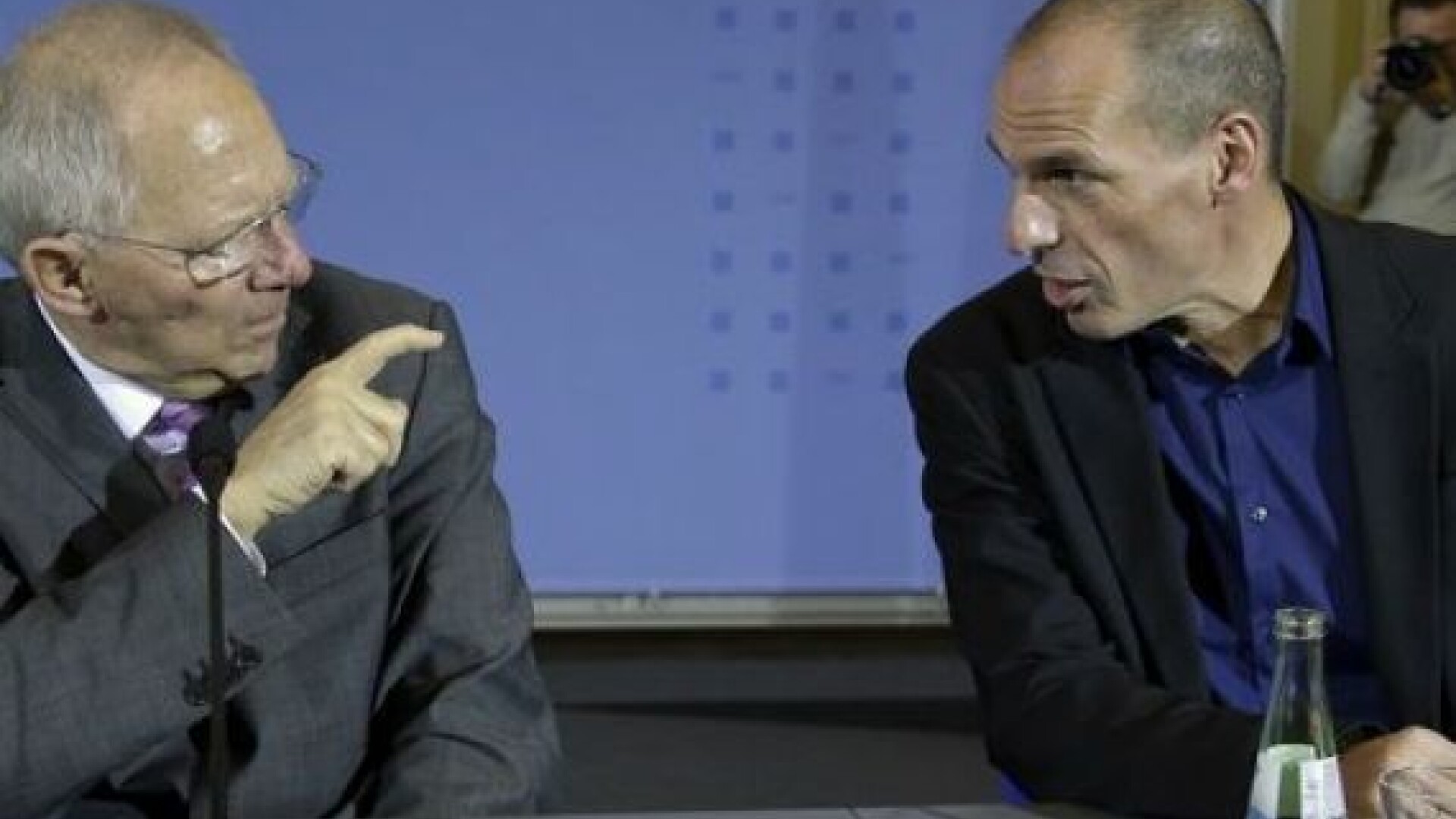 Wolfgang Schaeuble si Yanis Varoufakis. Foto: Mediafax