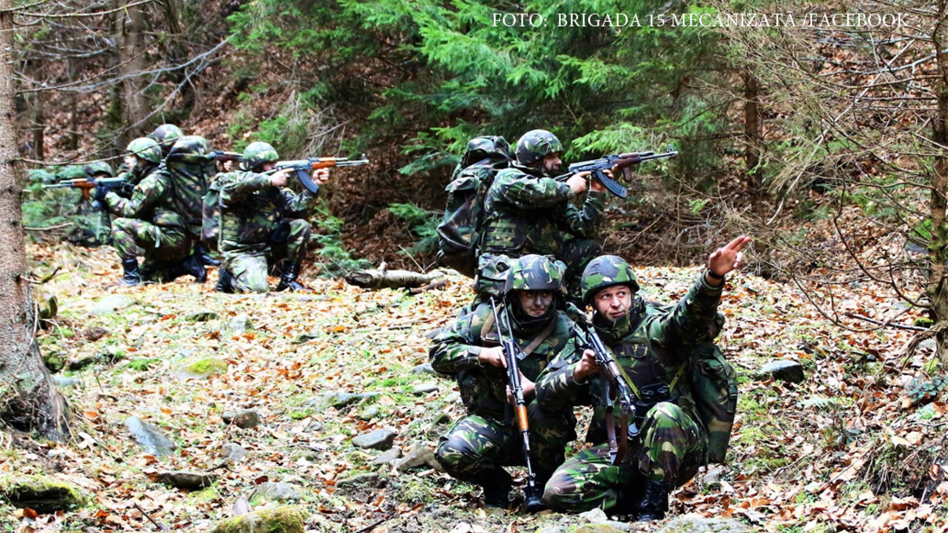 Militarii cercetași din Brigada 15 Mecanizată se instruiesc în tabăra de instrucție de pe Valea Tarcăului.