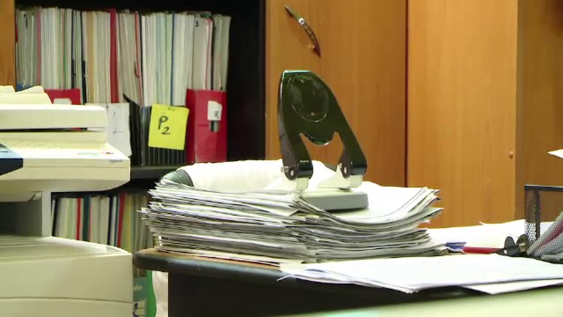 O contabilă din Reşiţa și-a făcut ”cadou” 91.200 de euro din fondurile europene primite de colegiul în care lucra