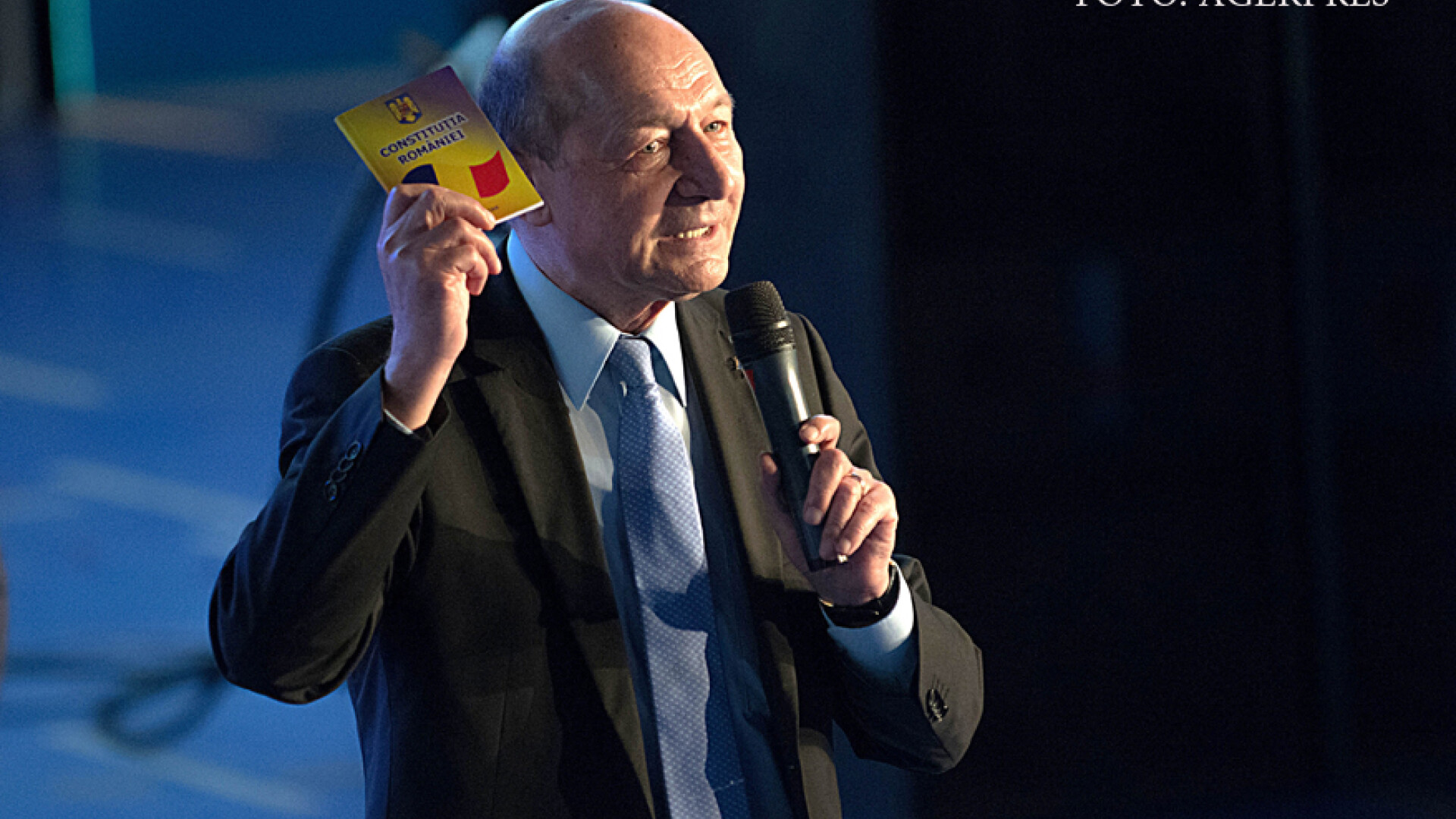 Traian Basescu cu constitutia in mana