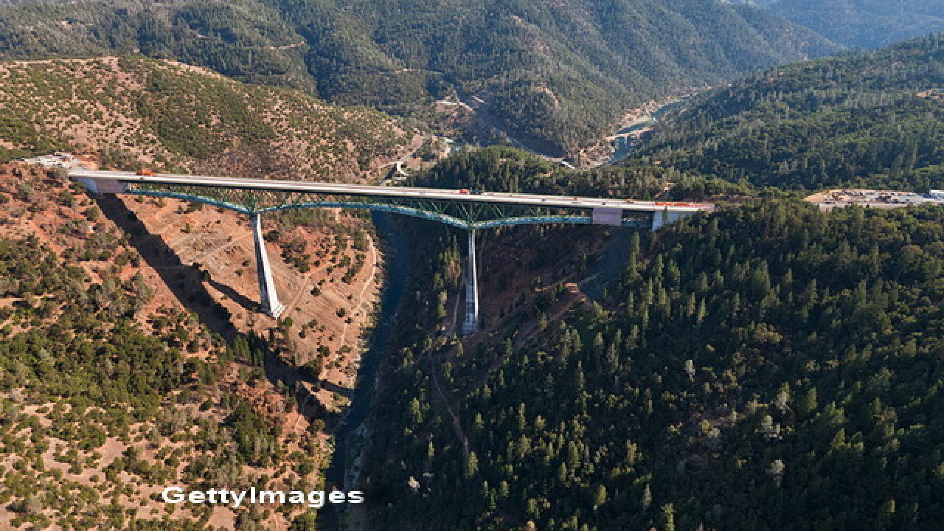 O vizitatoare din SUA a cazut de pe cel mai inalt pod din California, in timp ce isi facea un selfie.