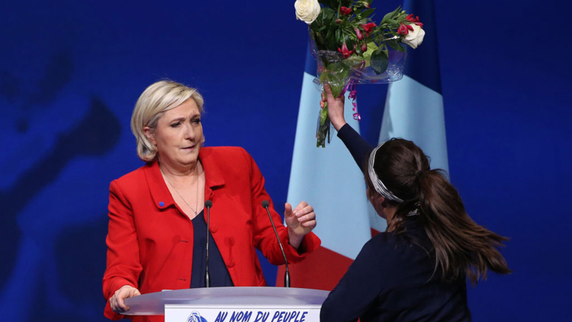 Marine Le Pen atacata cu flori de o militanta Femen