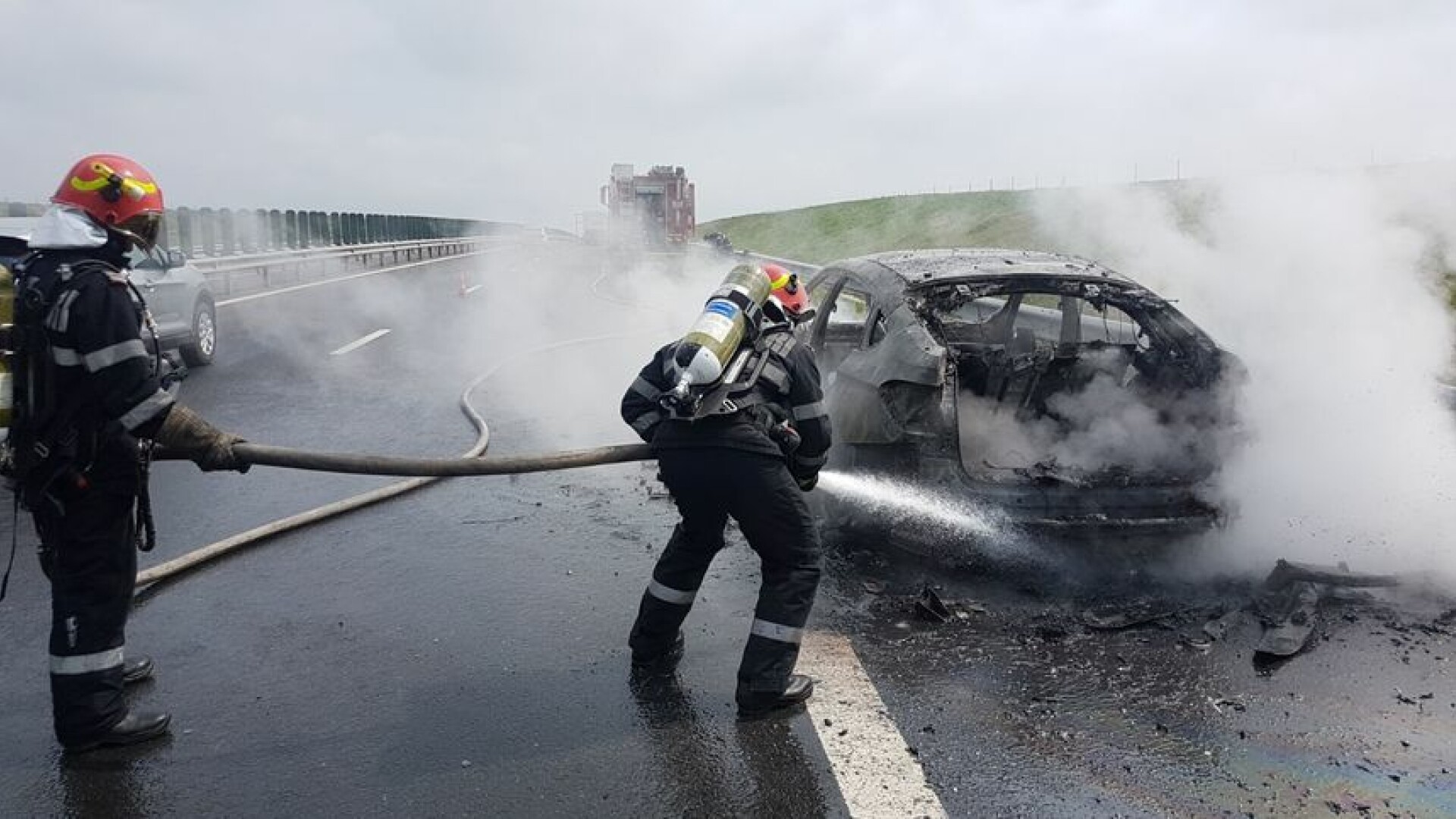 Un BMW a luat foc în mers pe A1
