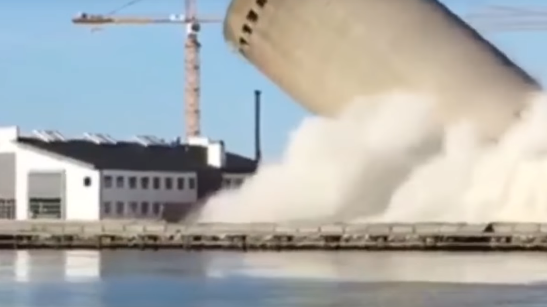 Demolare eşuată în Danemarca. Un siloz uriaş a căzut peste clădirea vecină