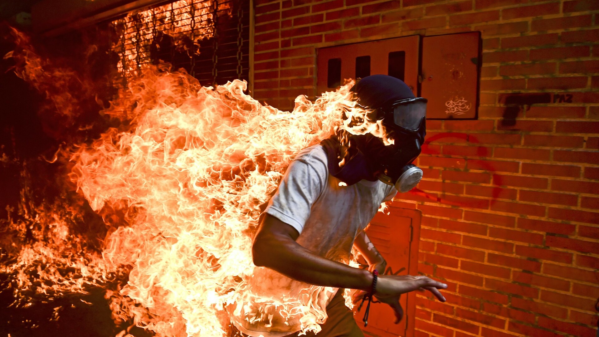 Poza cu un om în flăcări în Venezuela, câştigătoarea World Press Photo 2018