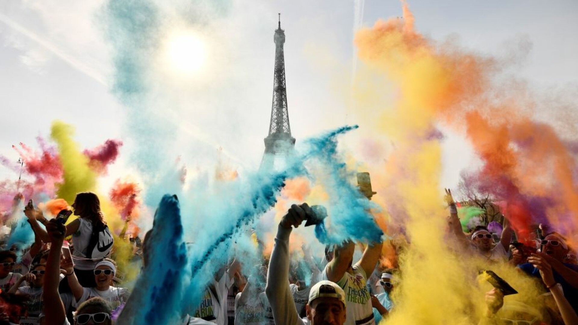 Bătaie cu pudră colorată, la Turnul Eiffel din Paris