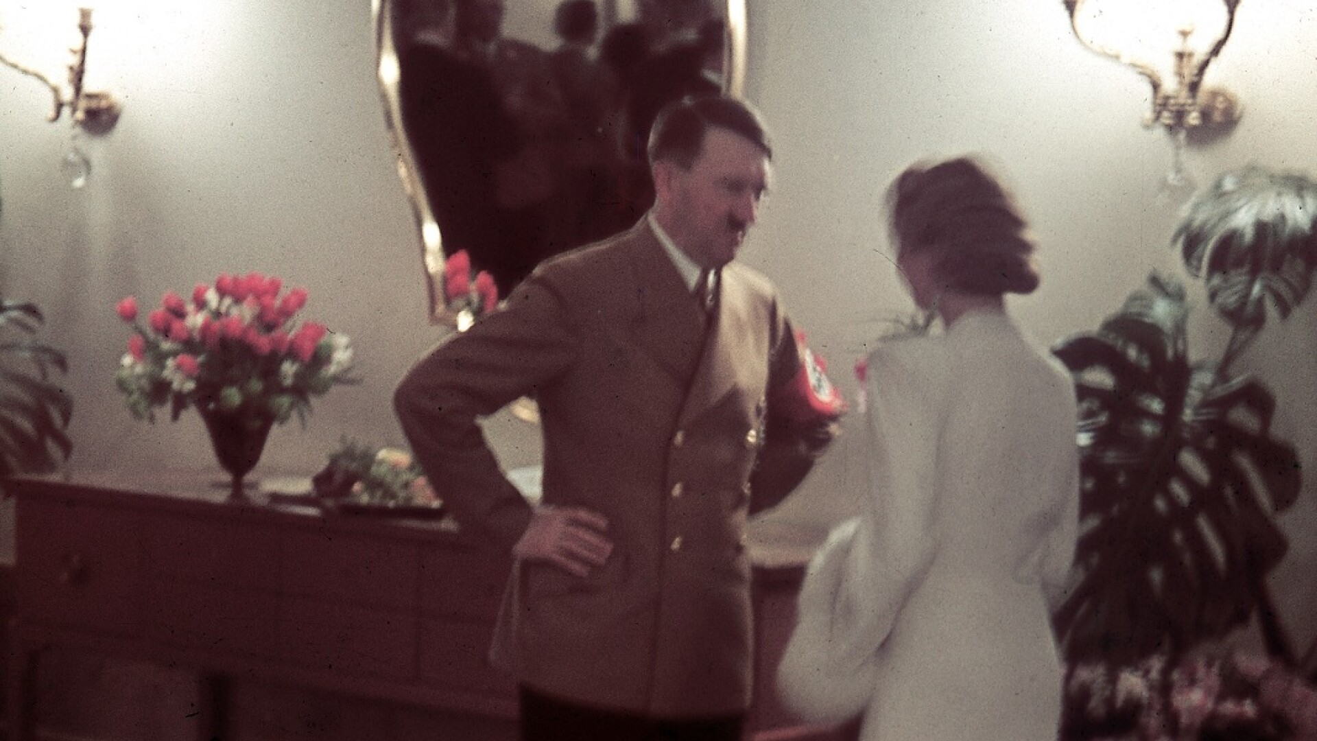 Hitler discutand cu o femeie