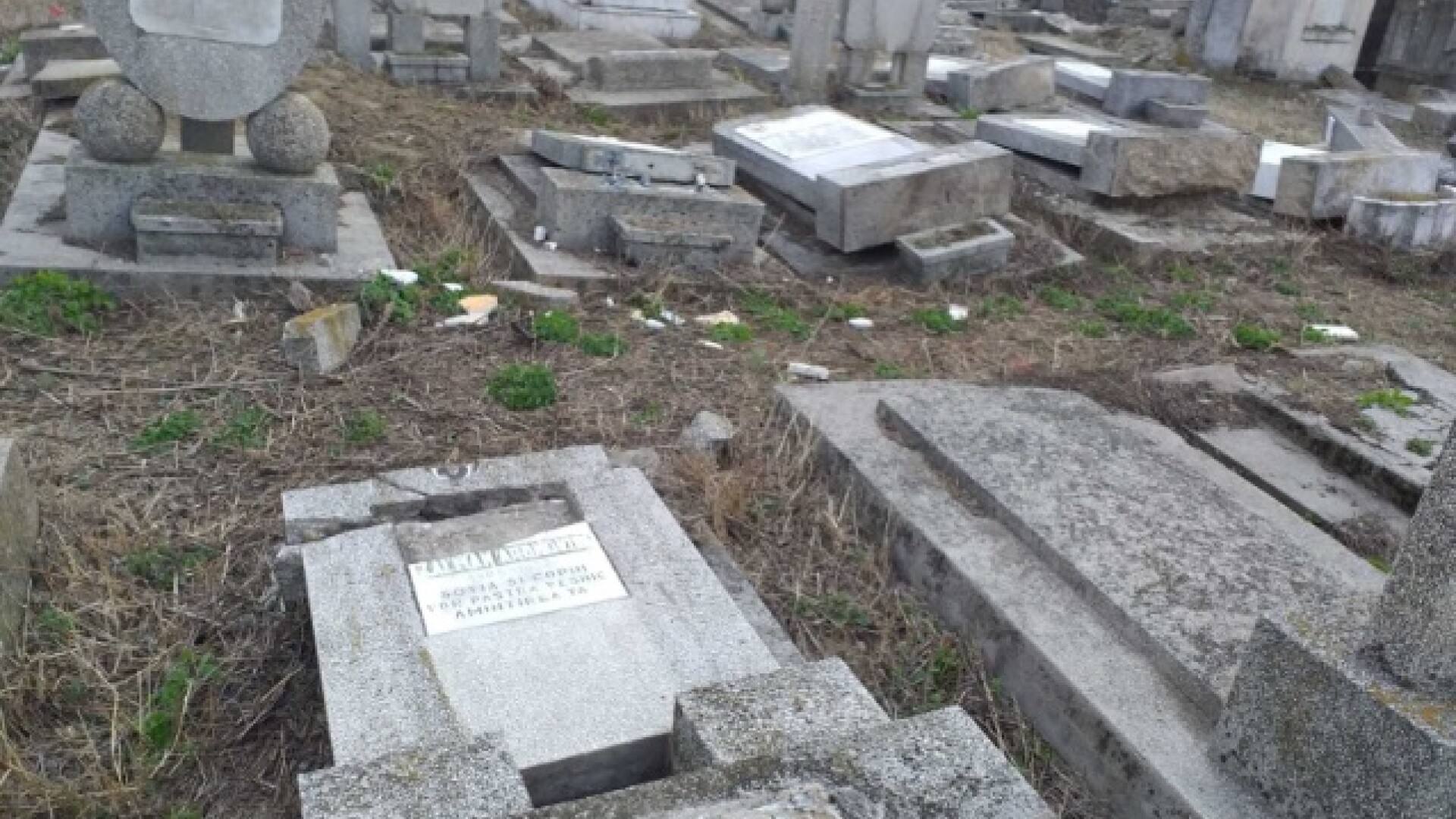 Zeci de morminte funerare dintr-un cimitir evreiesc au fost vandalizate