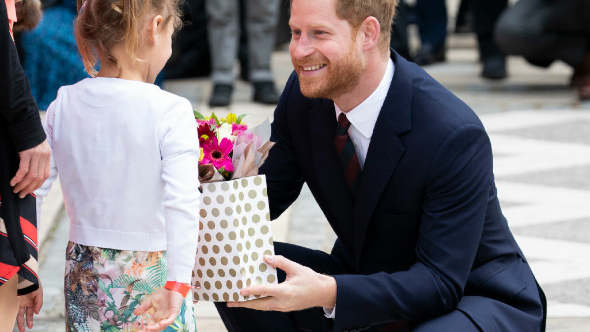 Prințul Harry a primit un buchet de flori de la o fetiță, la un eveniment caritabil din Londra
