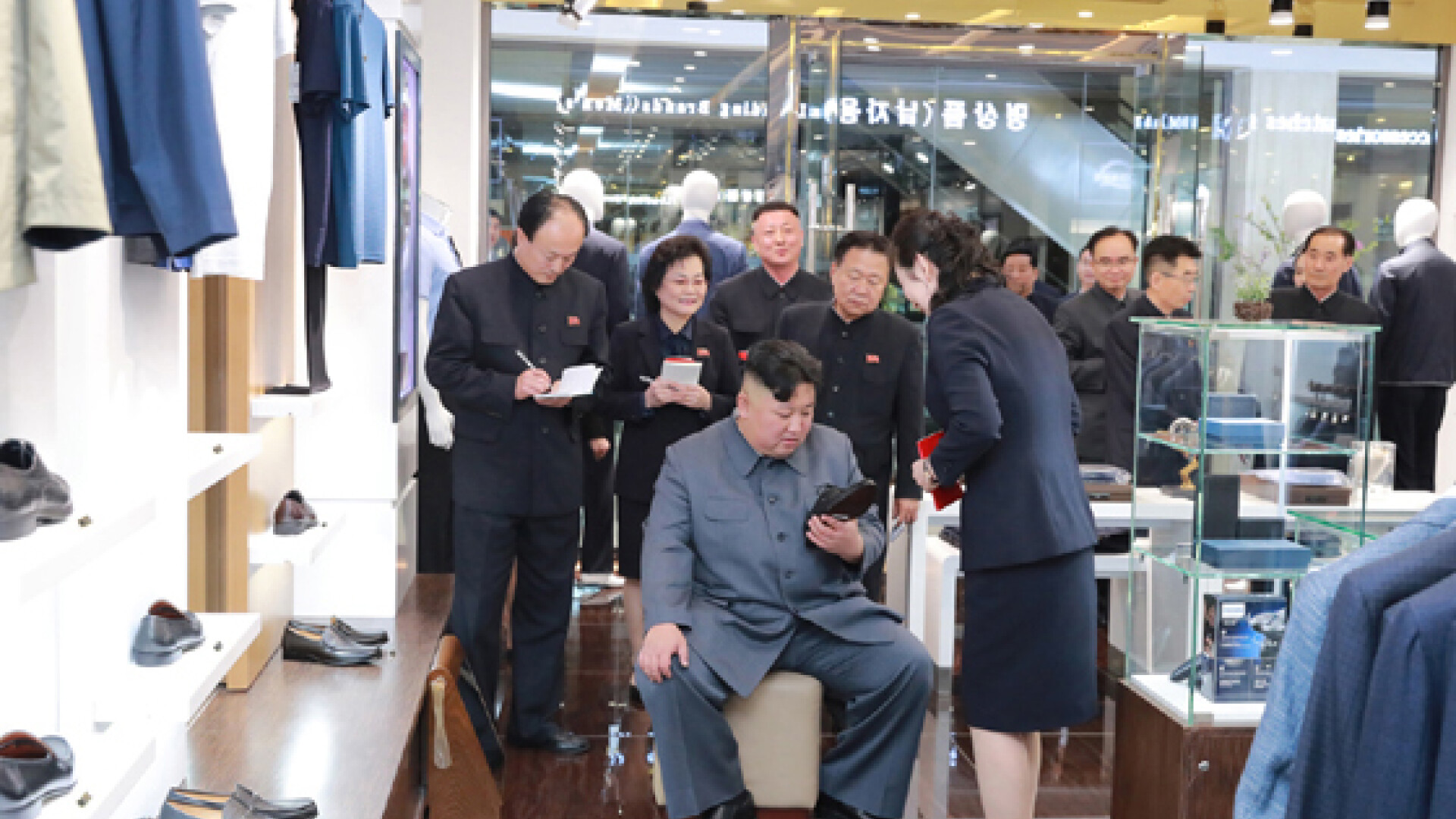 Reacția lui Kim Jong Un după ce a vizitat un mall în Coreea de Nord - 12