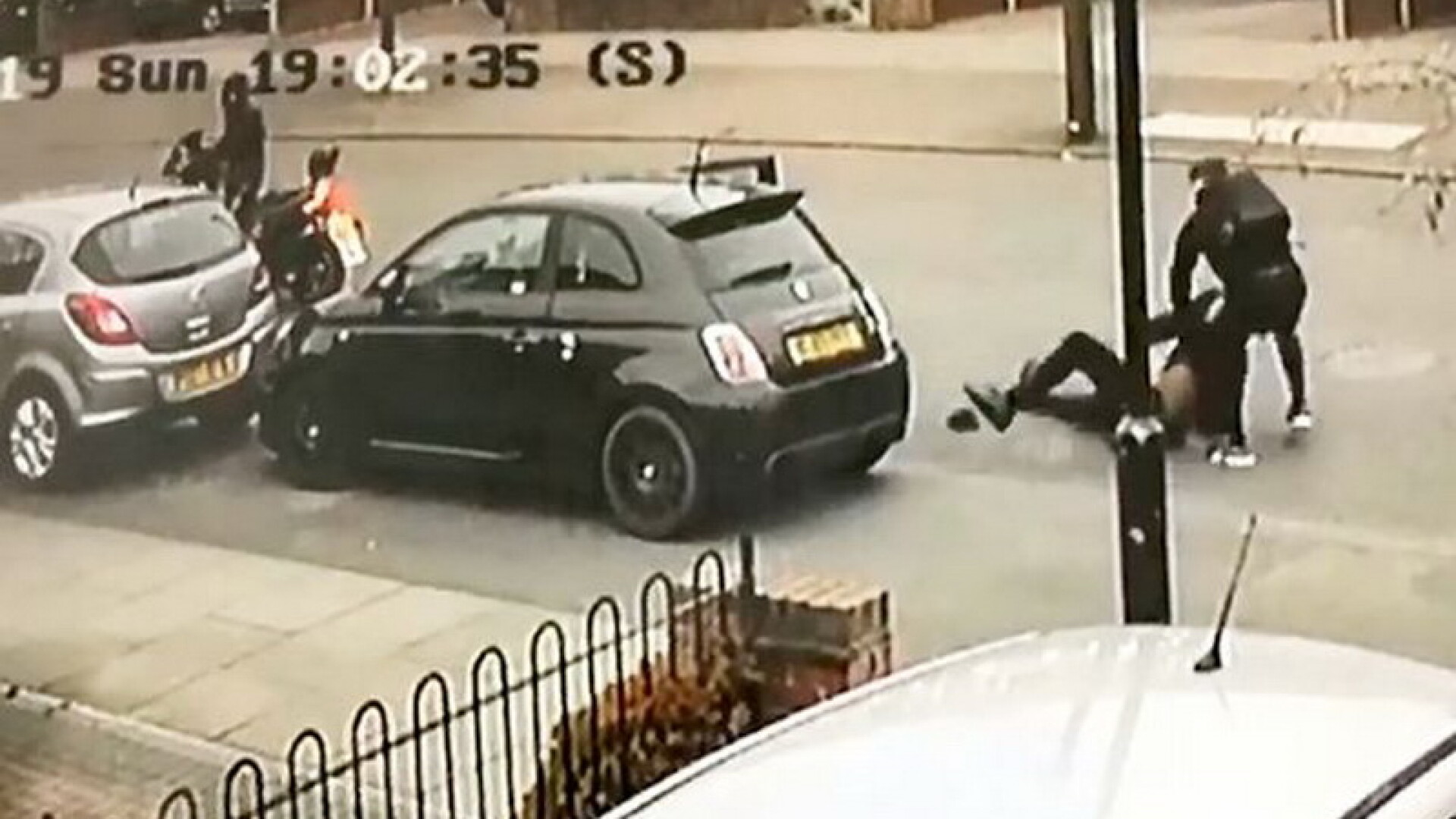 Hoț de mașini, înarmat, pus pe fugă de proprietarul mașinii