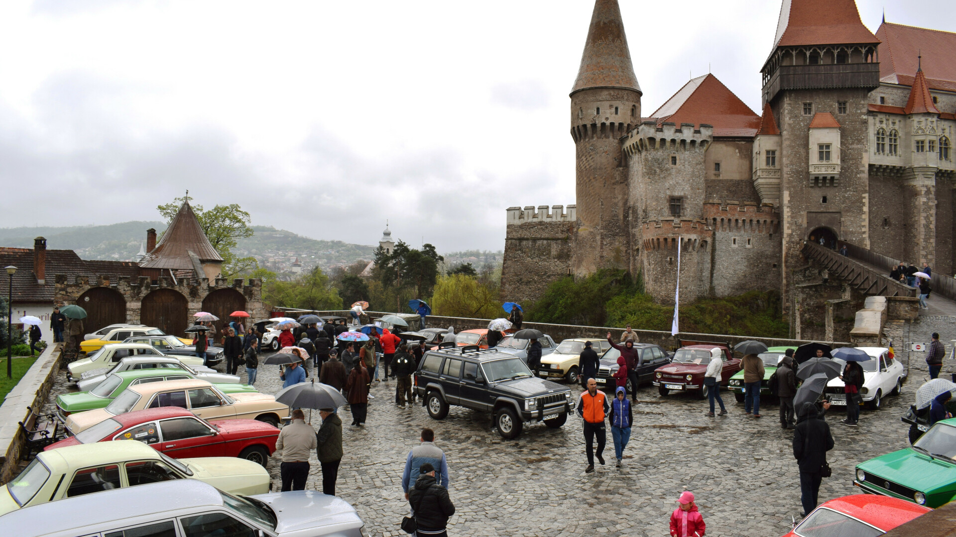 Mașini de epocă expuse în curtea Castelului Corvinilor din Hunedoara