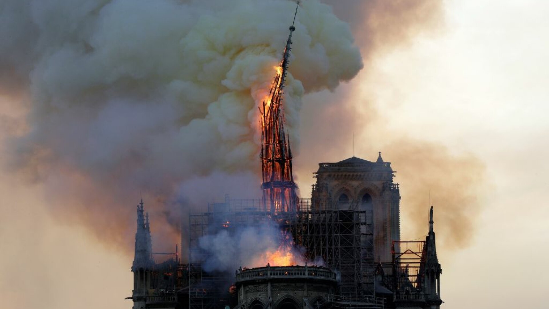 Momentul în care o bucată din acoperișul catedralei Notre Dame se prăbușește