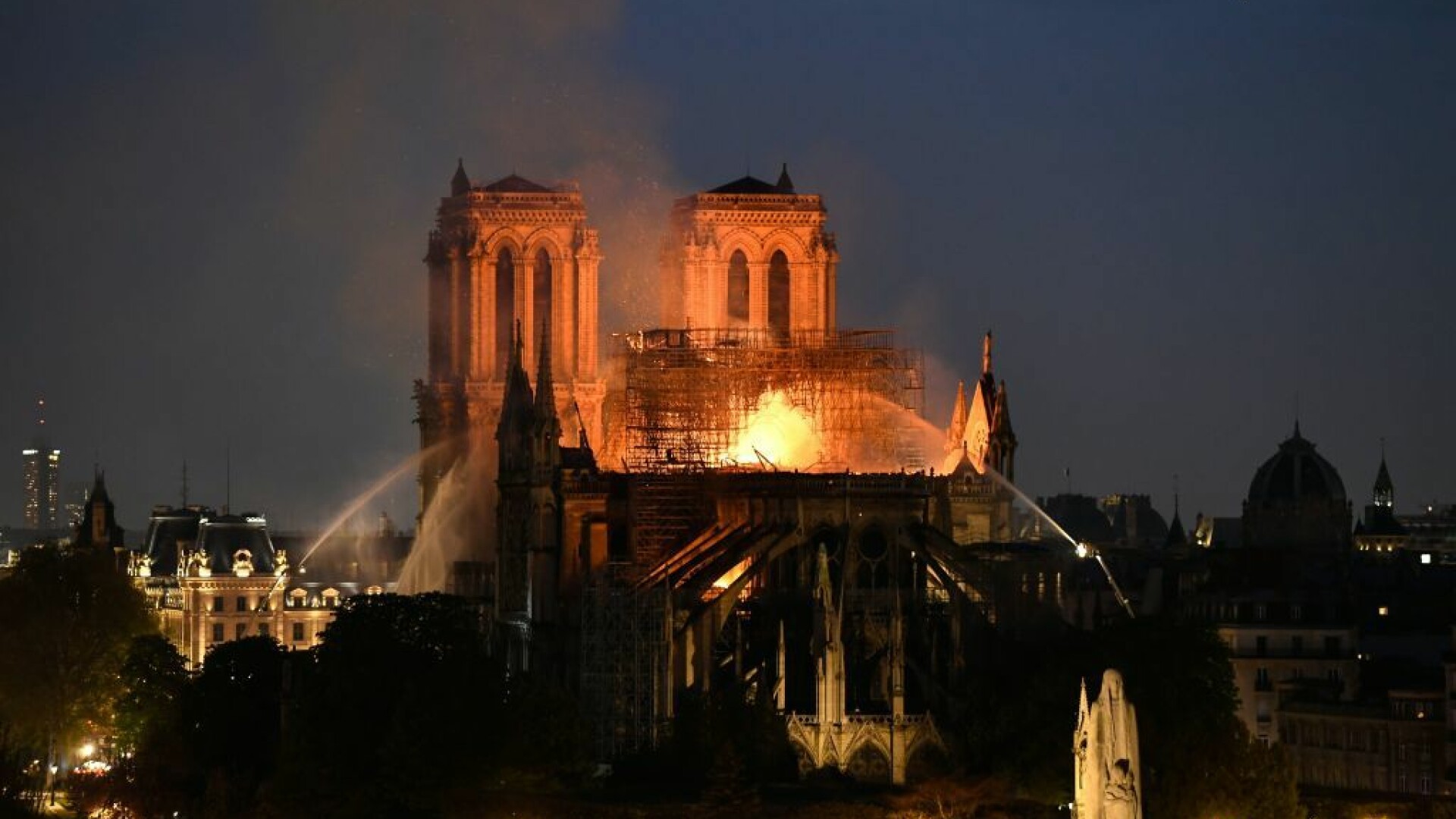 Incendiu devastator la catedrala Notre Dame din Paris. Locuitorii din zonă, evacuați. VIDEO - 2