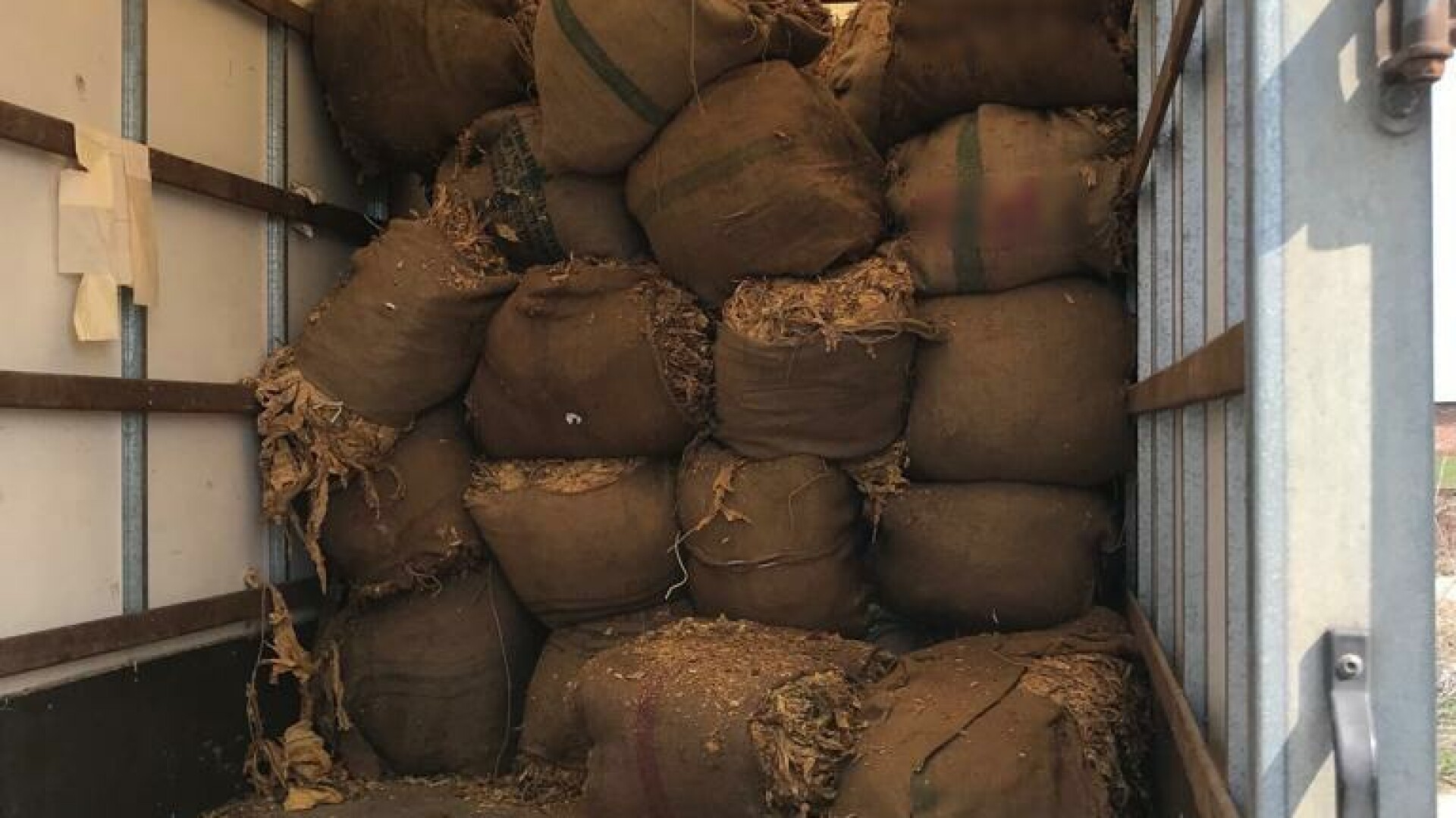 Zeci de tone de tutun, confiscare de polițiști - 2